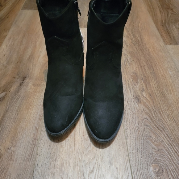 Like new Womens suede boots - Picture 3 of 3